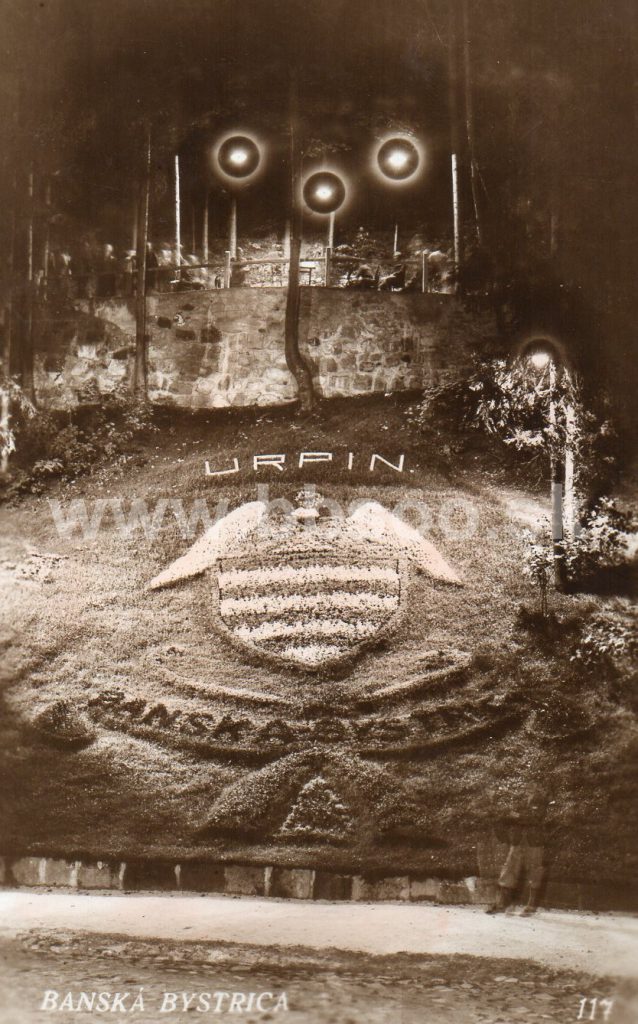 kvetinová výstoba s mestským erbom a nápisom "Urpín" (okolo roku 1930)